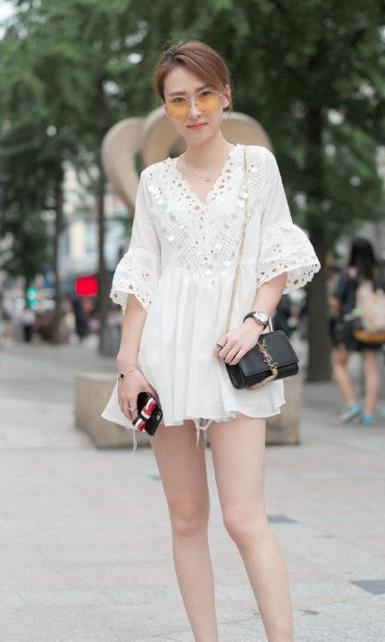 街拍秋水伊人的美女,身穿短款背心配白色短裤,时尚又靓丽