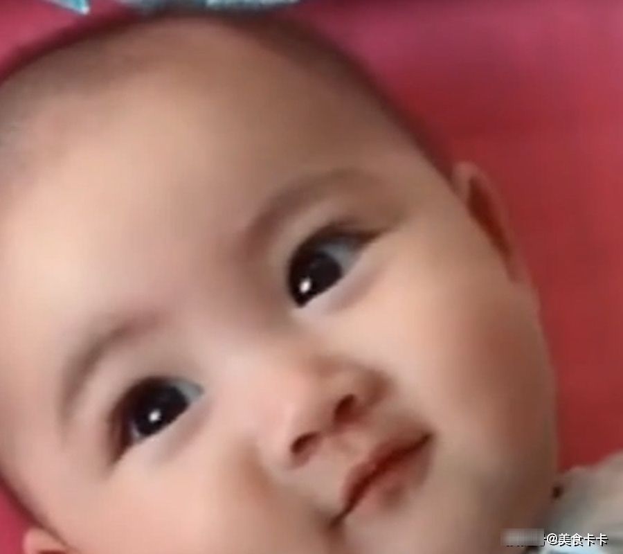 萌化|宝宝睡醒后不闹,看着妈妈笑个不停,妈妈的心都要被萌化了