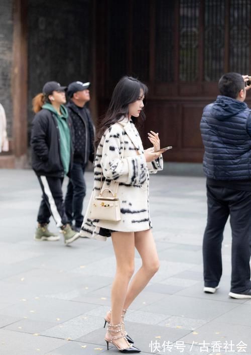 打扮 男人看美女，打扮亮眼重要，还是穿搭性感更重要