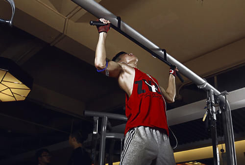 动作|不用做引体向上,只需五个动作,就能练出完美背部肌群