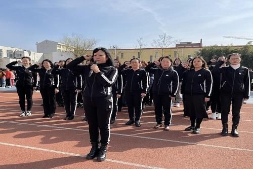 周村区北门里小学举行新学期教师宣誓活动