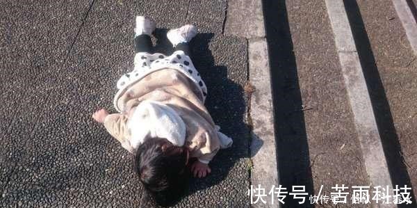 宝宝|妈妈在网上晒出宝宝睡觉的样子,有几张你可能受不了