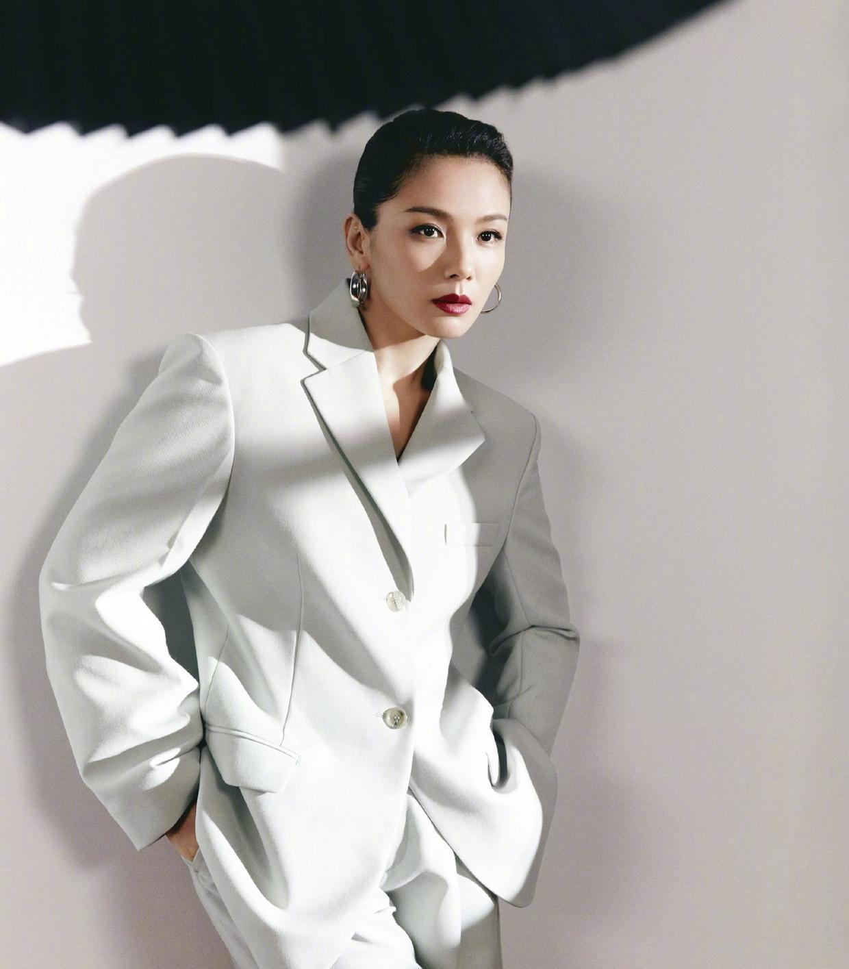 外套|刘涛美得“优雅温婉！穿一袭牛仔拼接色连衣裙拍时尚大片，超洋气