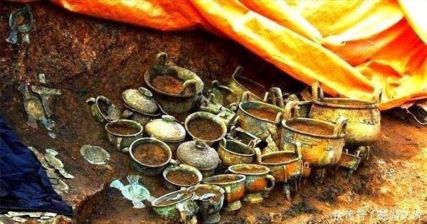 随葬的一把金柄铁剑,是墓主盗墓所得,专家:铁才是无价之宝