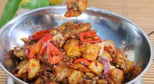 美食推荐干锅田鸡，玉米烧排骨，鸡蛋煎豆腐，香辣回锅猪蹄