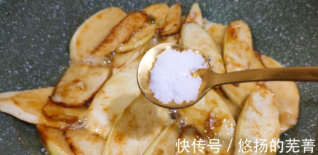 爽口|“水中参”茭白的经典做法，不放肉也好吃，爽口鲜嫩，咸中带甜！