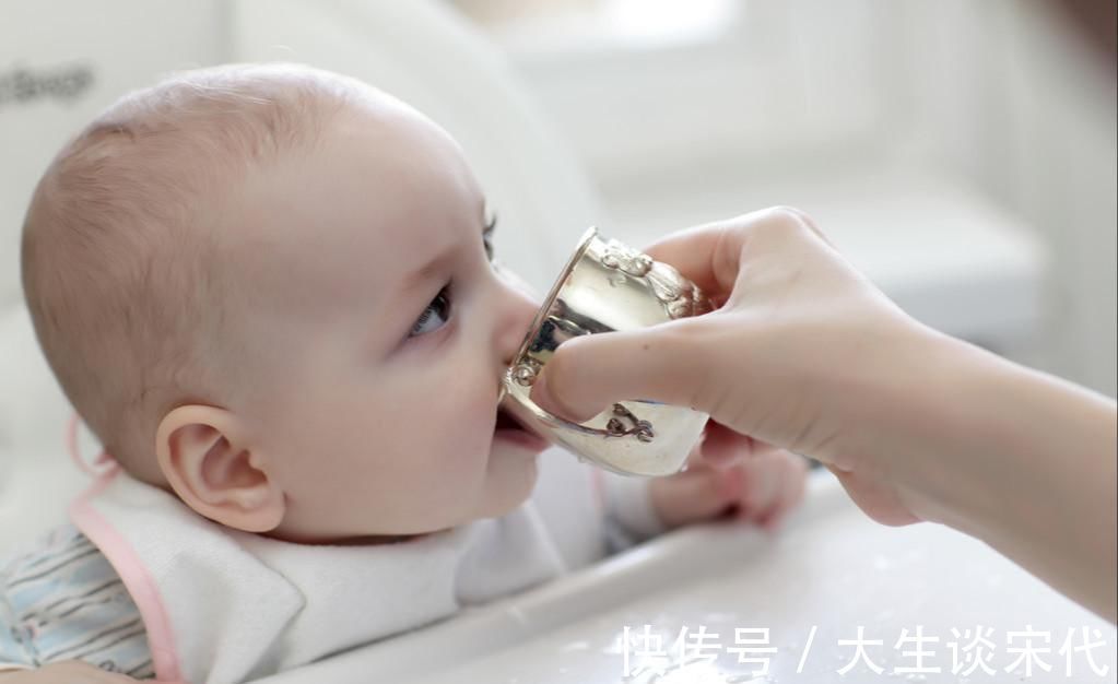 喝水|新生儿出生后先喝奶还是水 喝错影响发育, 母乳少的妈妈别做错