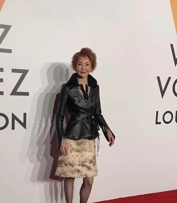 女神|53岁王祖贤撞上52岁邱淑贞,一岁之隔差距太大网友:童年女神