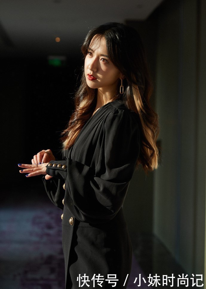 许龄月一袭黑色收腰短裙, 大秀性感美腿, 长发红唇好惊艳