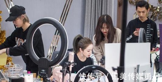 朋友圈|薇娅同款“懒人伞”一夜爆火朋友圈!网友:比防晒霜效果还好