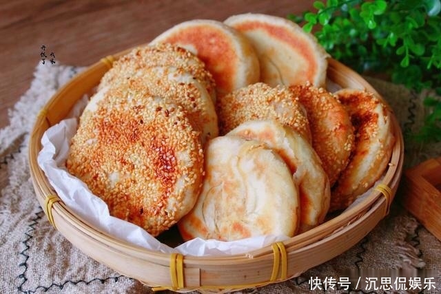 烧饼|酥到掉渣的烧饼,平底锅就能做,每次一斤面,咸香酥脆,出锅必光