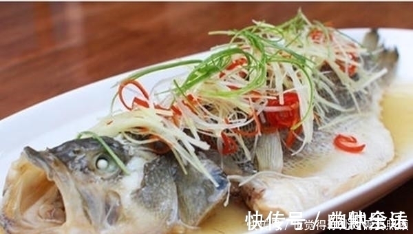 老师傅|清蒸鲈鱼，不放料酒不用生抽，老师傅教你正确做法，鱼肉鲜嫩不腥