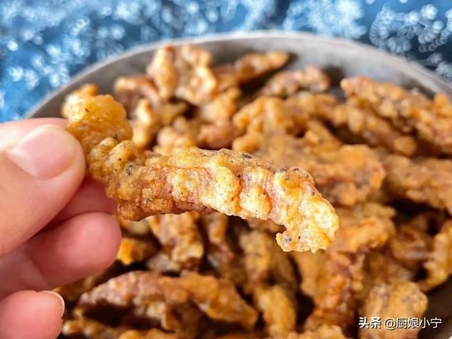 炸小酥肉，面糊是基础，白酒是关键，花椒才是灵魂，这样做才正宗