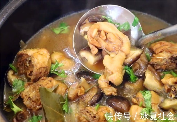 香菇焖鸡|想要鸡肉好吃,清洗步骤最为重要,掌握这个小技巧,鸡肉腥味全无
