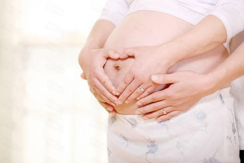 孕晚期“见红”以为要生，结果虚惊一场，医生：分娩前兆只有一个