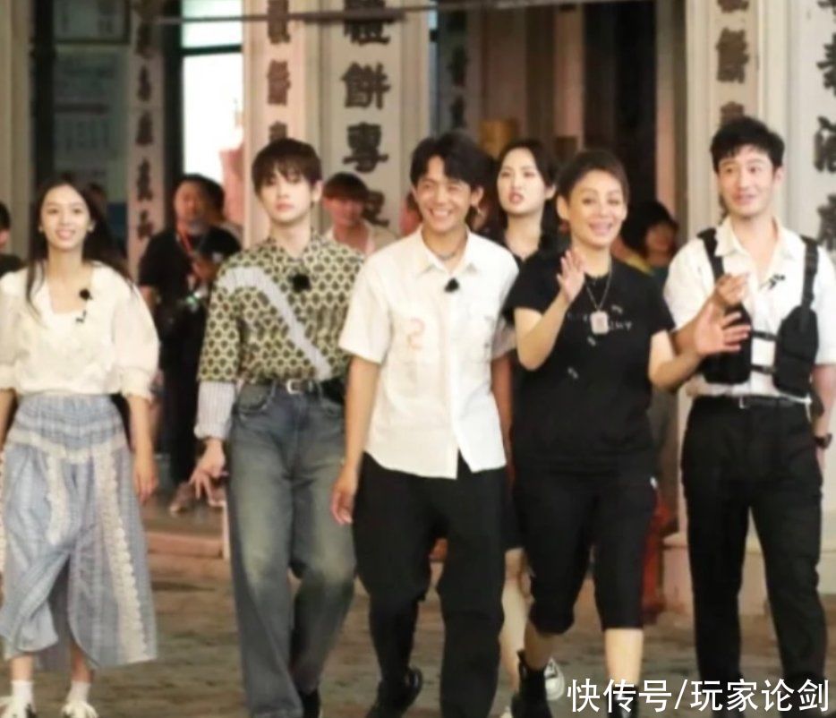 丁真|《中餐廳5》路透，全員穿復(fù)古風(fēng)服裝，這個飛行嘉賓來頭可不小