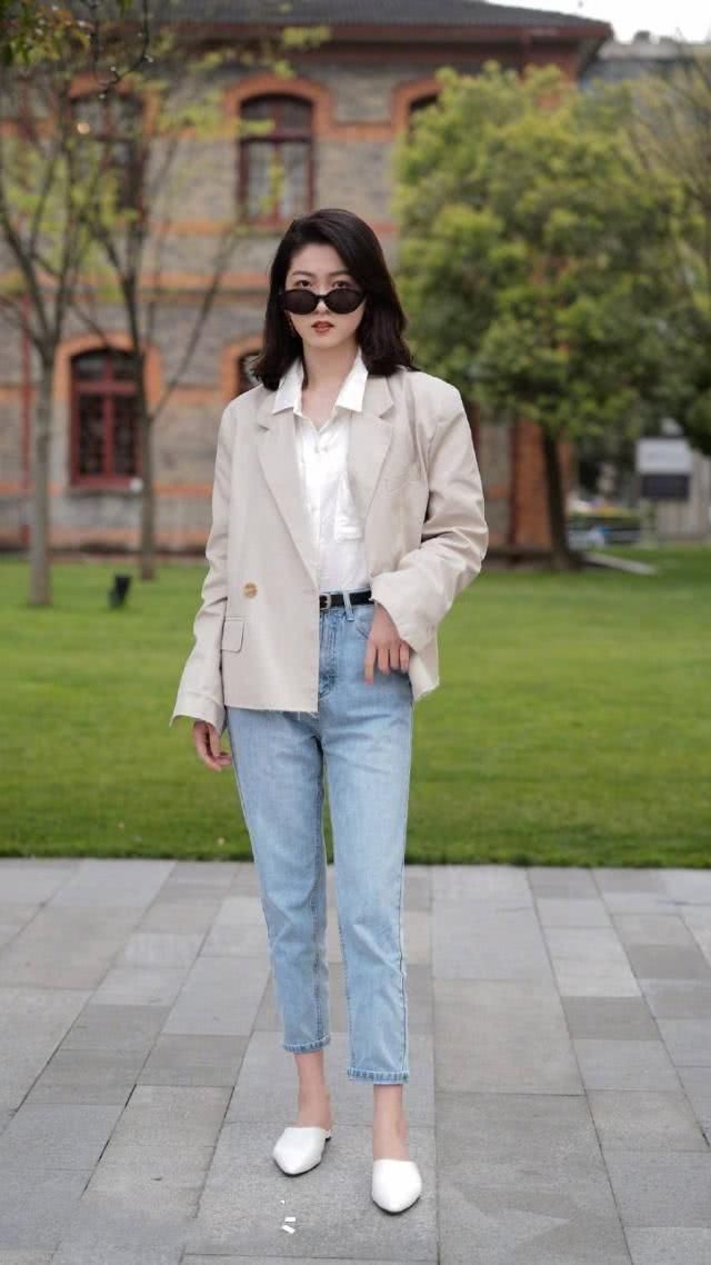 搭配牛仔裤休闲不失气质感，时髦又减龄呈现你的时尚魅力