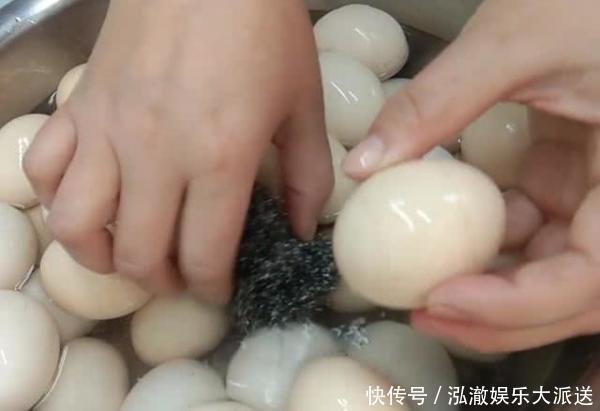  流油|原来腌鸡蛋这么简单，掌握关键步骤，简单秘制一做，鸡蛋个个流油