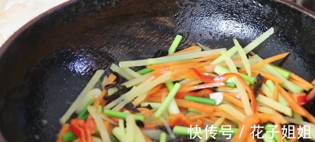 炒土豆丝|1把蒜苔,1个土豆,这样做实在太香了,拿红烧肉也不换,做法简单!