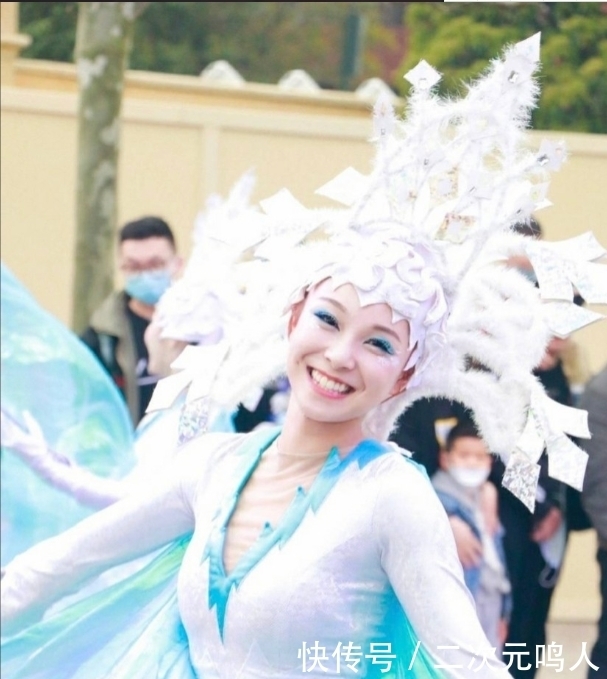 陈语嫣|杨超越的同一届好友陈语嫣现身迪士尼,两人差距太明显。