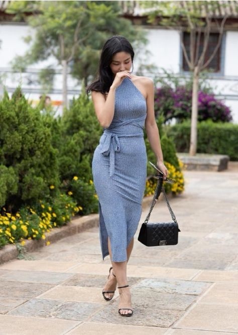 美的 年轻女生就是会穿,露脐衫配牛仔裤,轻松穿出小蛮腰,靓丽又清爽