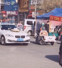 |搞笑GIF:伴娘你可真是有心计啊,这样藏鞋子谁能找得到啊