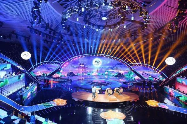 董卿退居幕后,《诗词大会》新主持龙洋表现如何观众一语道破!