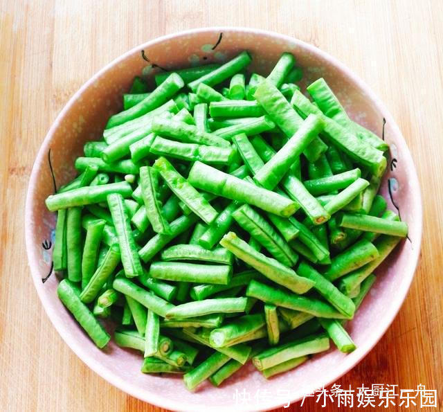 凉拌汁|豆角吃了20年,这做法头一次见,不炒不炖,简单一做,比吃肉过瘾