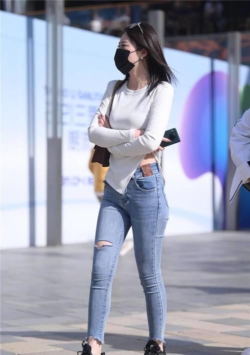 美女|紧身牛仔裤，很多小姐姐喜欢，搭配出来的风格也是千差万别