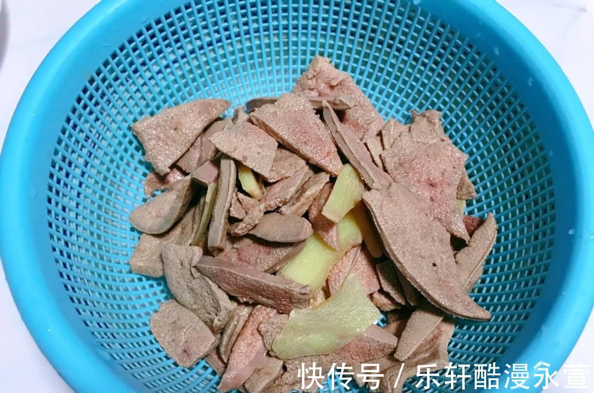 猪肝怎么炒才能滑嫩不硬大厨教你一招,美味又下饭