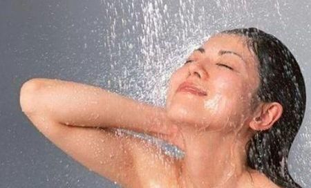 习惯|女性例假时身上为何有股“腥臭味”?改掉3个习惯,轻松拥有体香