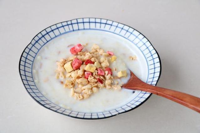 燕麦|小米怎么烹饪有创意又有营养水果燕麦不能少,老人小孩都合适