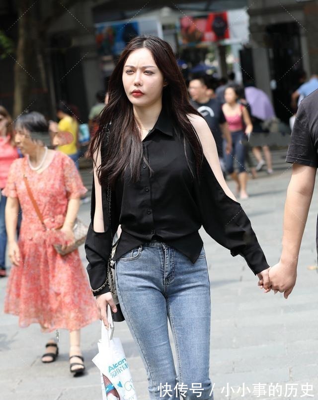 打底裤 黑色挂脖背心搭配黑色紧身打底裤,简单明了的,正确的颜色!