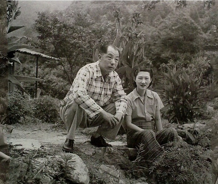 小姐|张学良拍摄的赵四小姐照片：在山中小溪垂钓，坐在藤椅上涂指甲油