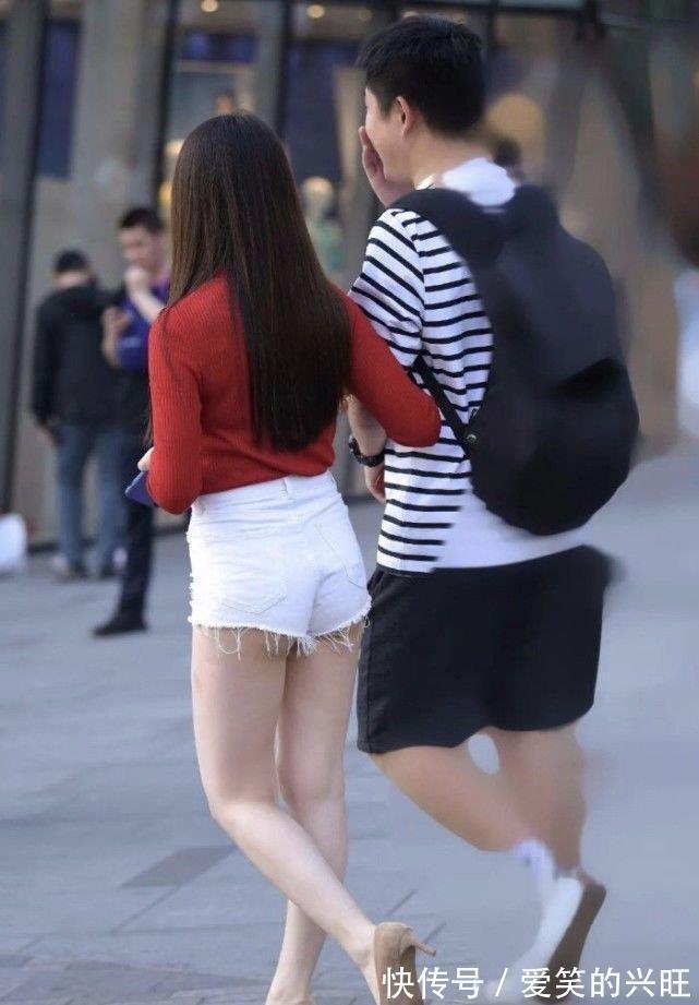 小姐姐|美女穿搭：姐姐这样穿太迷人，修身上衣搭配热裤，减龄舒适有魅力