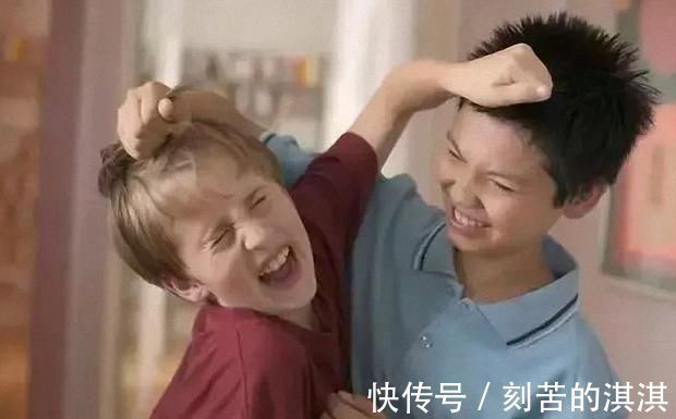 小男孩|男童耳朵难受,去检查才发现耳朵里长了蛆,有些恶作剧家长要制止