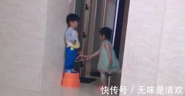 小姐姐|“霸道姐姐”教训弟弟走红，打弟弟要乘早，宝宝：长大了再报仇