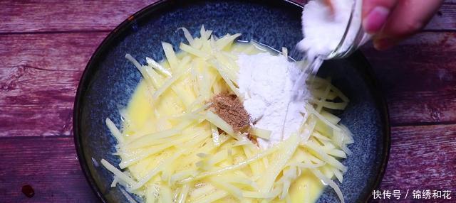 土豆丝里打两个鸡蛋,没想到这么好吃,我家一周做3次!