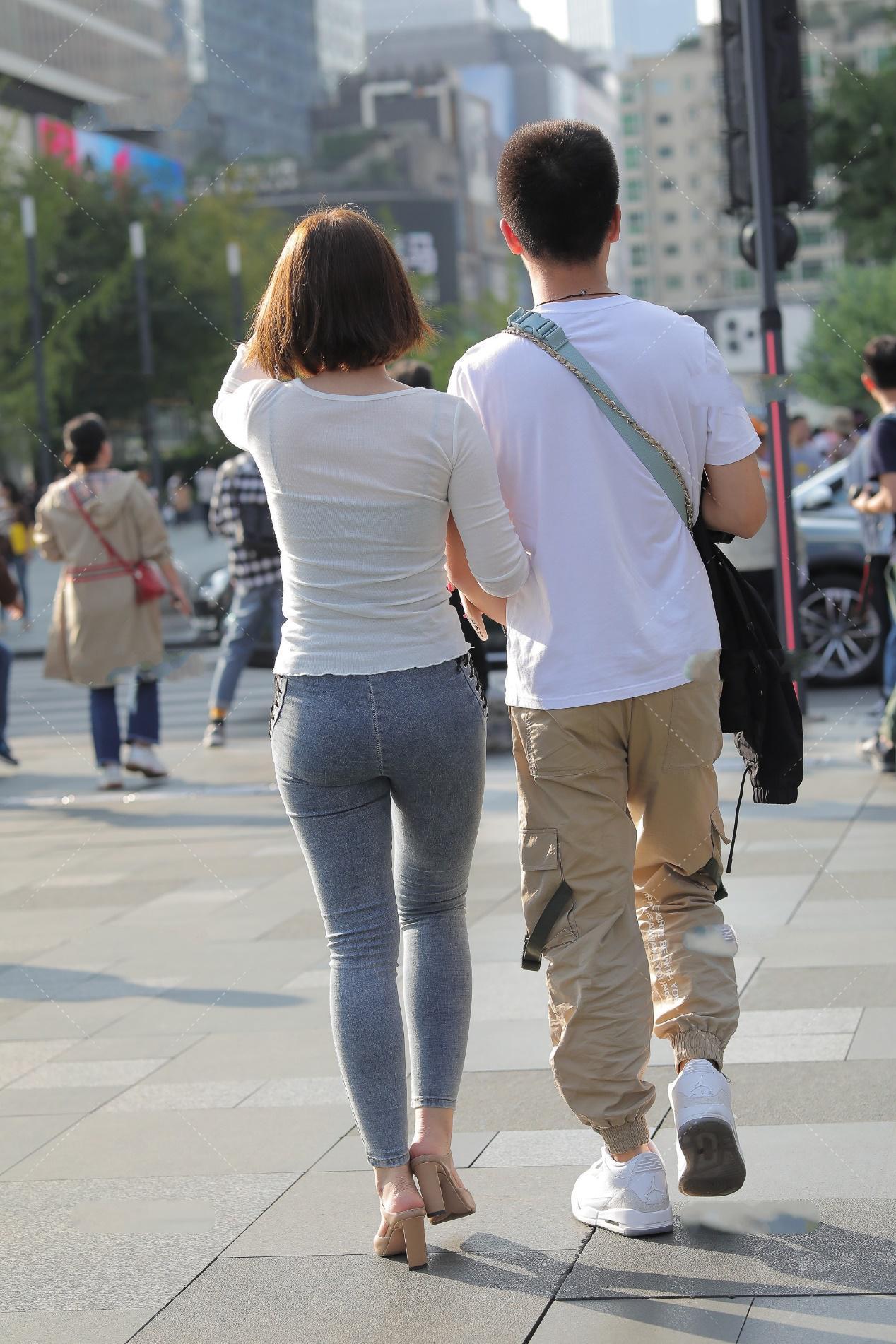 蓝色|简单的衣服搭配起来也很好看, 比如白色打底衫配蓝色牛仔裤