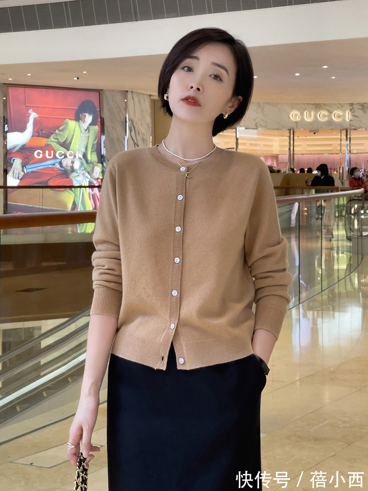 搭配 早春穿裙子流行“过膝不过踝”,配西装、风衣都挺美,打造时髦感