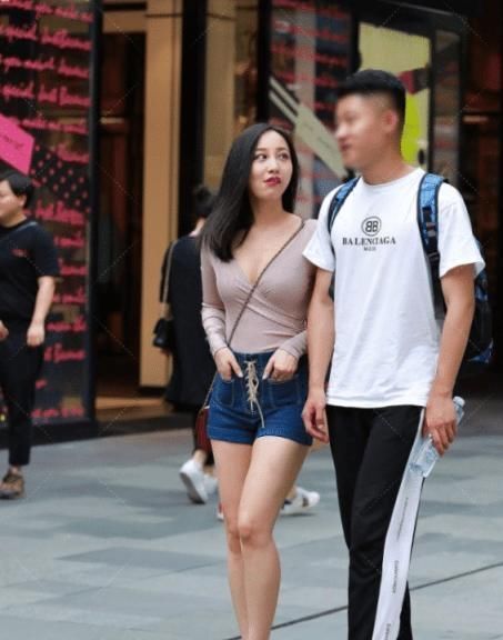 美女的这种肤色才是真正的小麦,裙子一穿,粗犷而健美