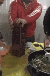 |搞笑GIF趣图：夫妻相相似度百分之九十九，好幸福哦