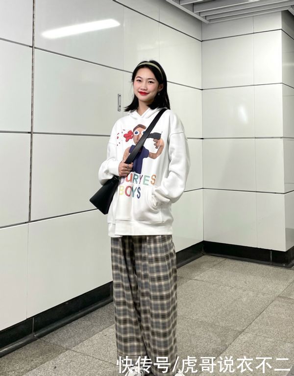 “冷淡风”穿搭才是真高级,3款单品魅力出众,春季穿正合适