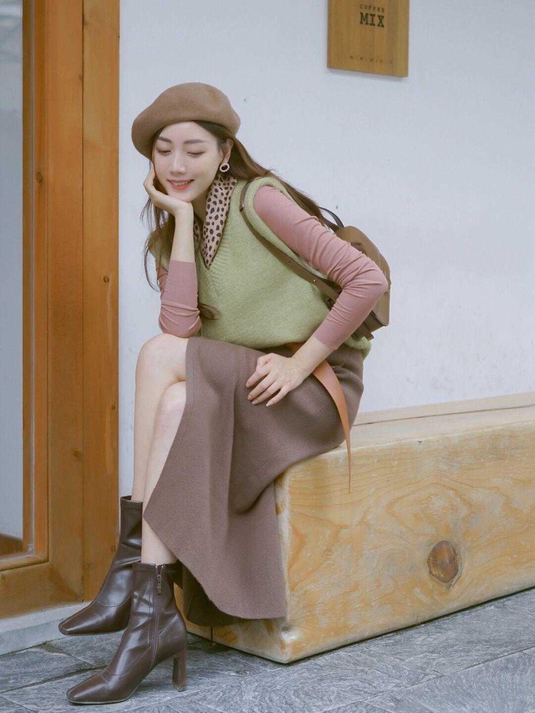 马甲|简约又保暖的秋季穿搭,毛衣搭配半身裙清新温柔,减龄又时髦