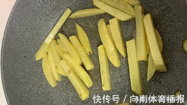 小葱|8个鸡翅一个大土豆，这种做法最香，香嫩入味，比烧烤还好吃