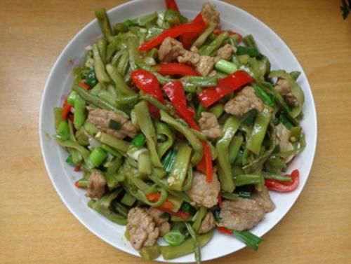 春天，吃鸡肉鸭肉不如吃这菜，简单炒一炒，清肠解油腻，肠道通畅了