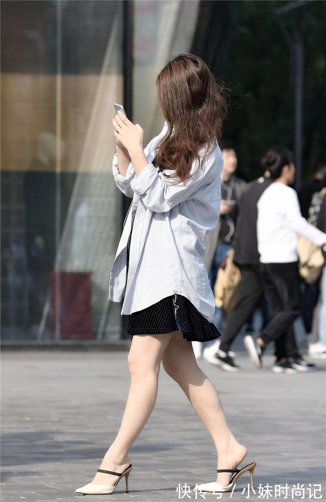秋天|黑色的短裙,搭配竖条格的白色衬衫,脚下一双尖头细跟凉拖