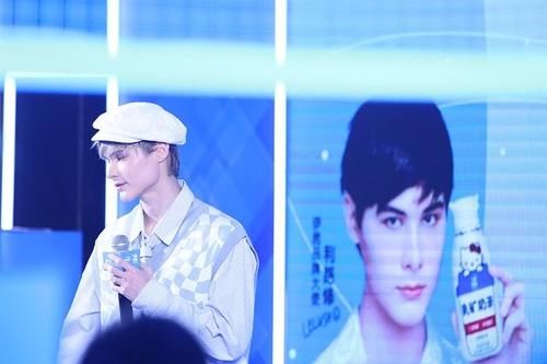 类型|“下班再营业”佛系爱豆利路修，抛弃油头发型，蓝色系穿搭好清爽