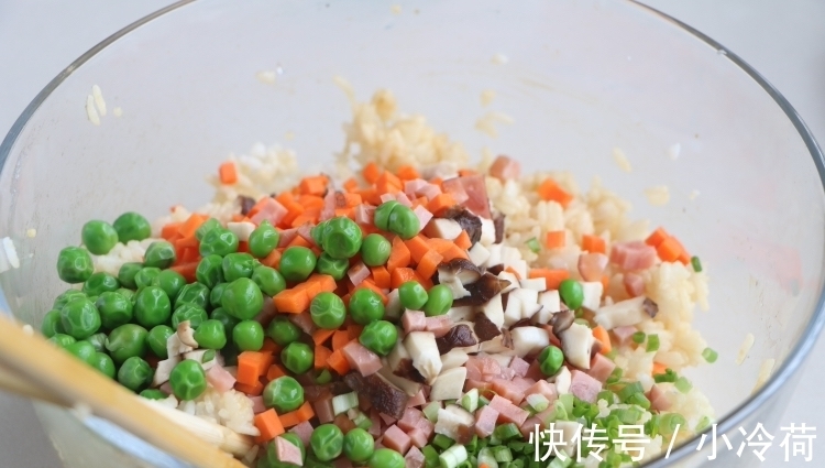 香菇|剩米饭还在炒着吃？试试新吃法，又香又脆，连着吃了3顿都吃不够