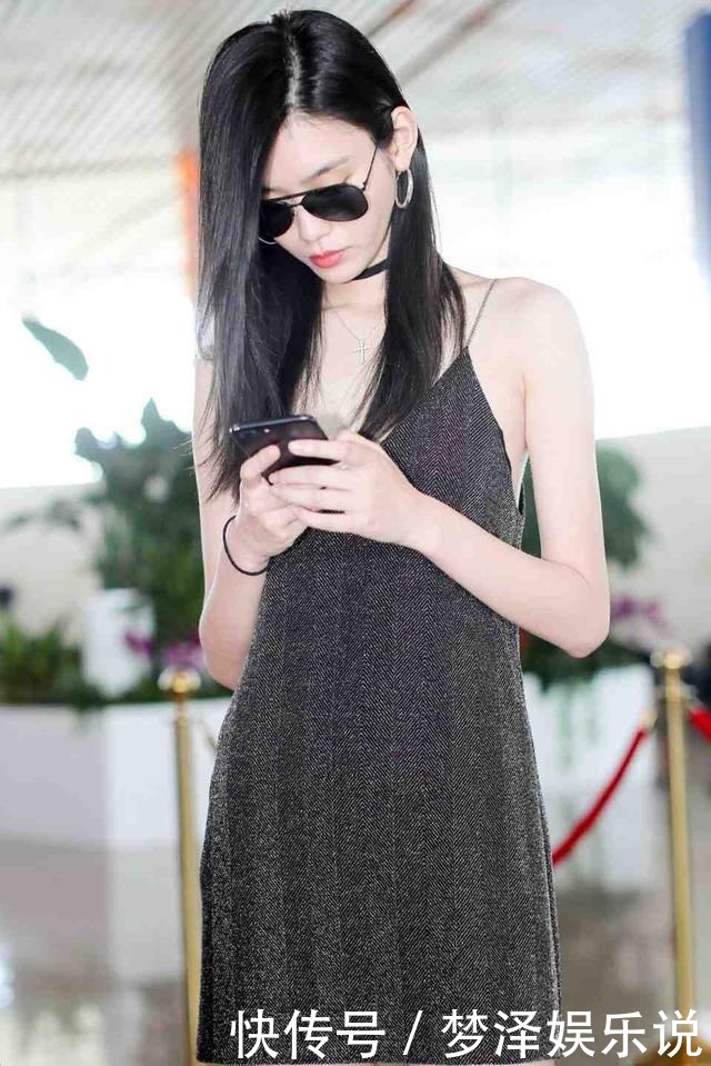 赌王四房儿媳在机场真高调,细吊带连衣裙配马丁靴,一般人都不敢